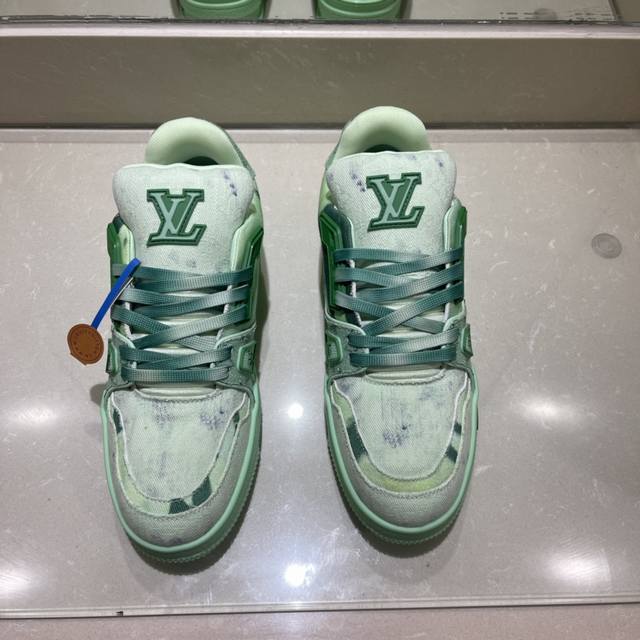 超酷新款lv Trainer 系列运动鞋出货 本款 Lv Trainer 运动鞋出自路易威登与 Tyler 合作系列，令 Monogram 图案和品牌标识分别化